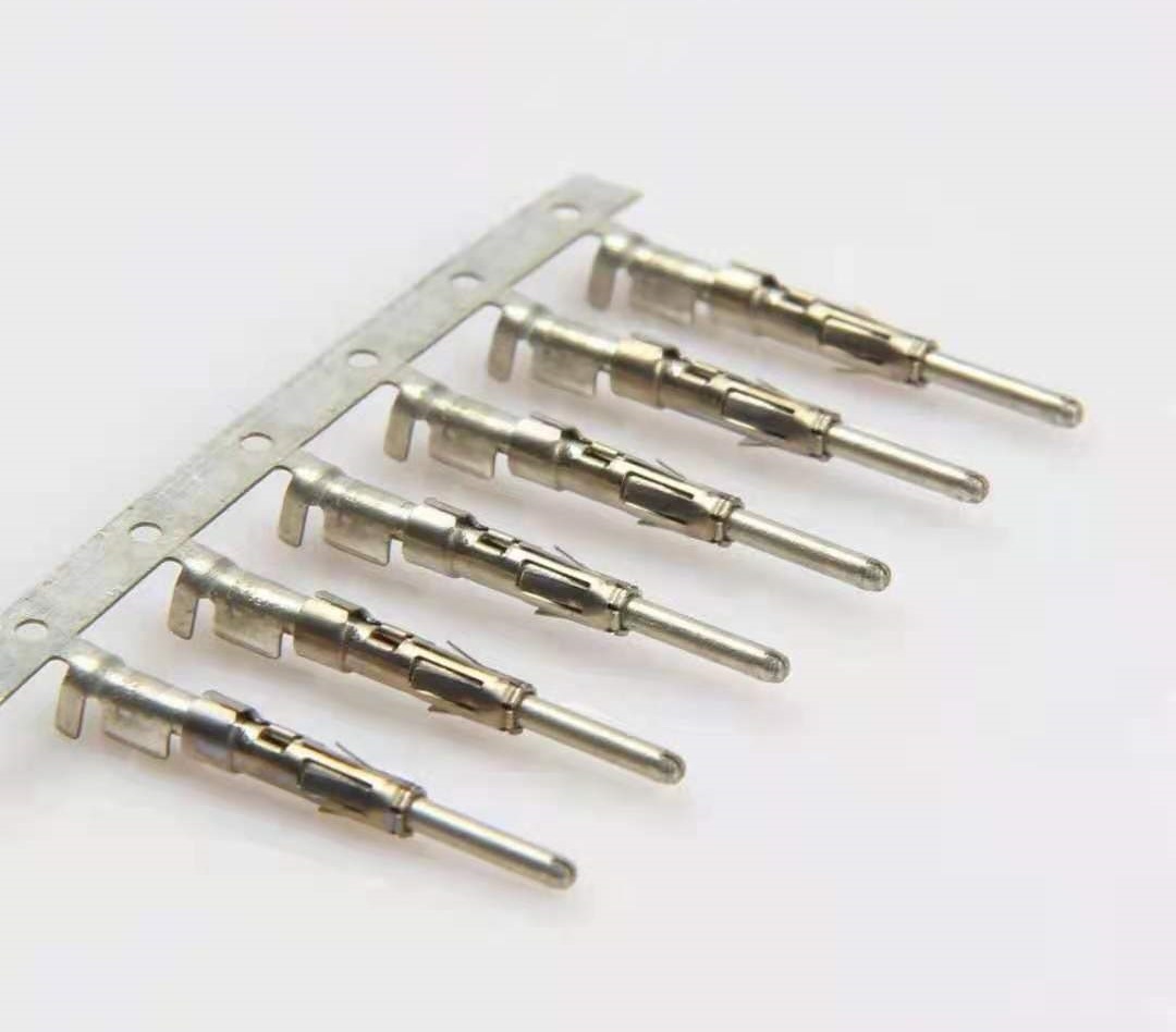 Automotive metal terminal connector contacts