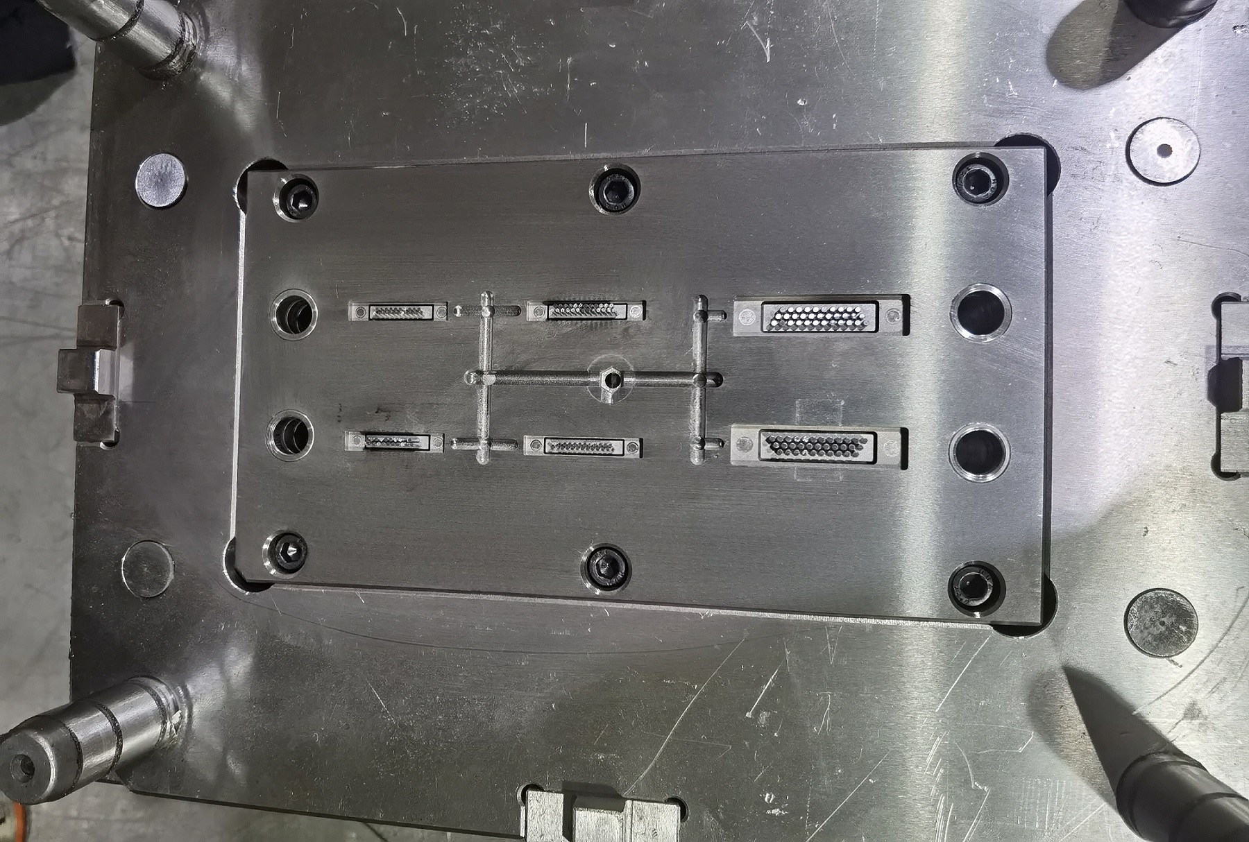 Precision connector PPS connector plastic mould